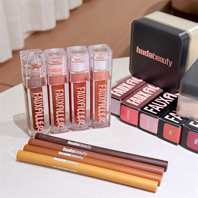 Huda Beauty Makeup Bag - ลิปกลอส HudaBeauty Faux Filler เนื้อฉ่ำวาว ไม่เหนียวเหนอะหนะ